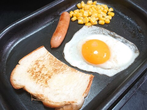 朝から楽しい☆目玉焼きのホットプレートモーニング